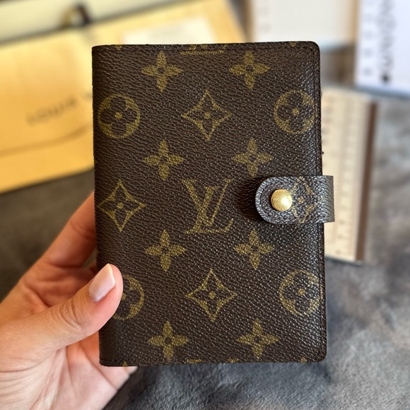 AUTHENTIC Louis Vuitton small ring agenda - Picture 2 of 11